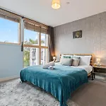 Retreat Private Rooftop 3 Bedroom Apartment